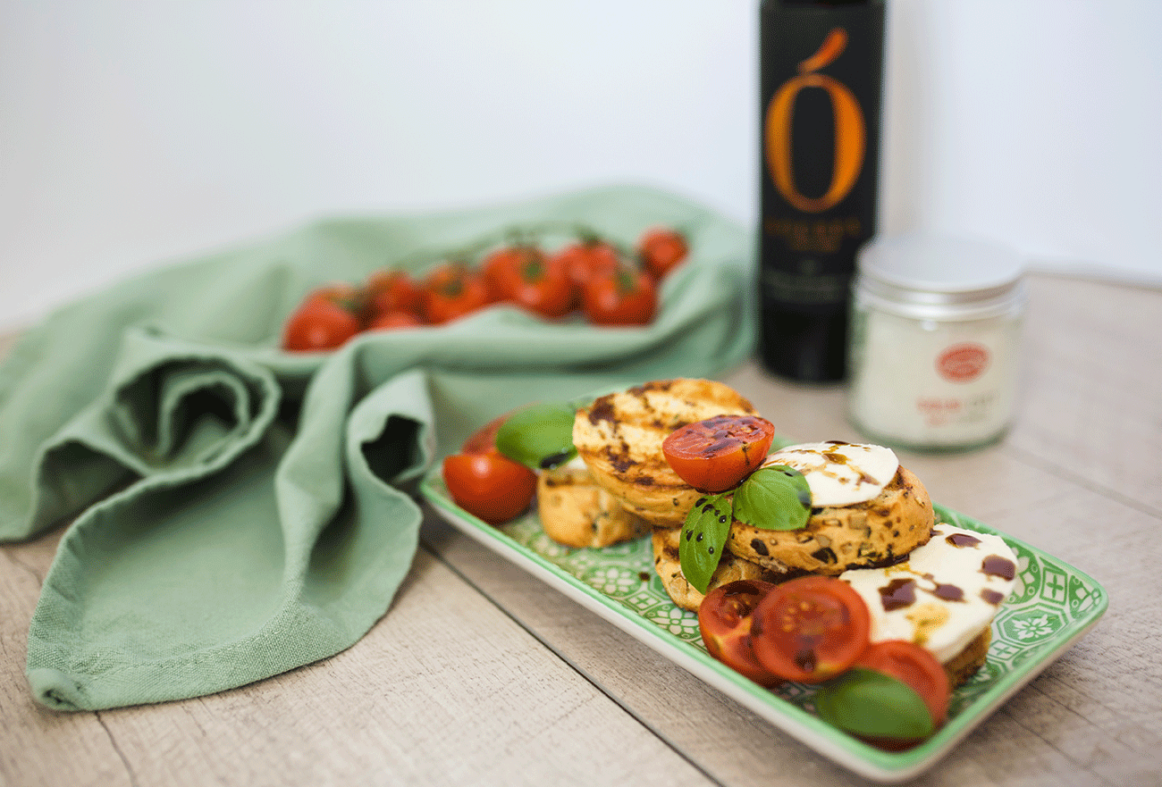 Recipe - Toasted bread with mozzarella, pumpkin seed oil and basil - Kocbek Oil Mill